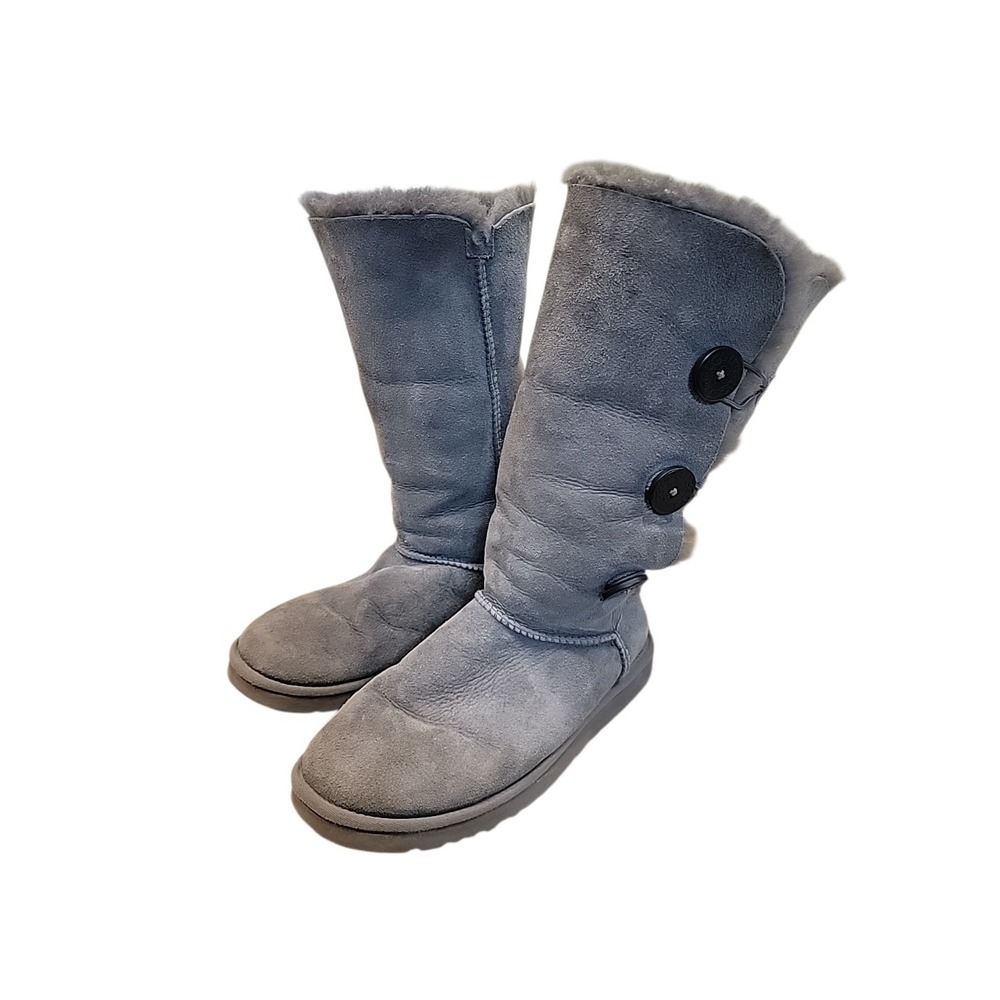 UGG BAILEY BUTTON SUEDE LEATHER TALL TRIPLET II GRAY BOOT US 9. EXCELLENT SHAPE